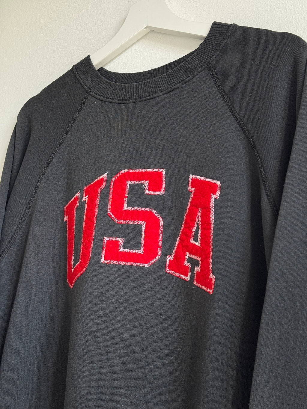 VINTAGE EMBROIDERED "USA" SWEATER