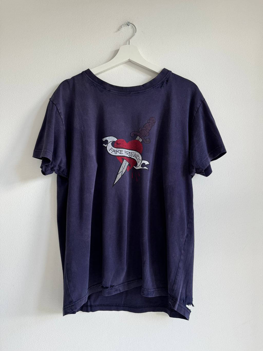 VINTAGE DISTRESSED „FAKE FRIENDS“ GRAPHIC TEE