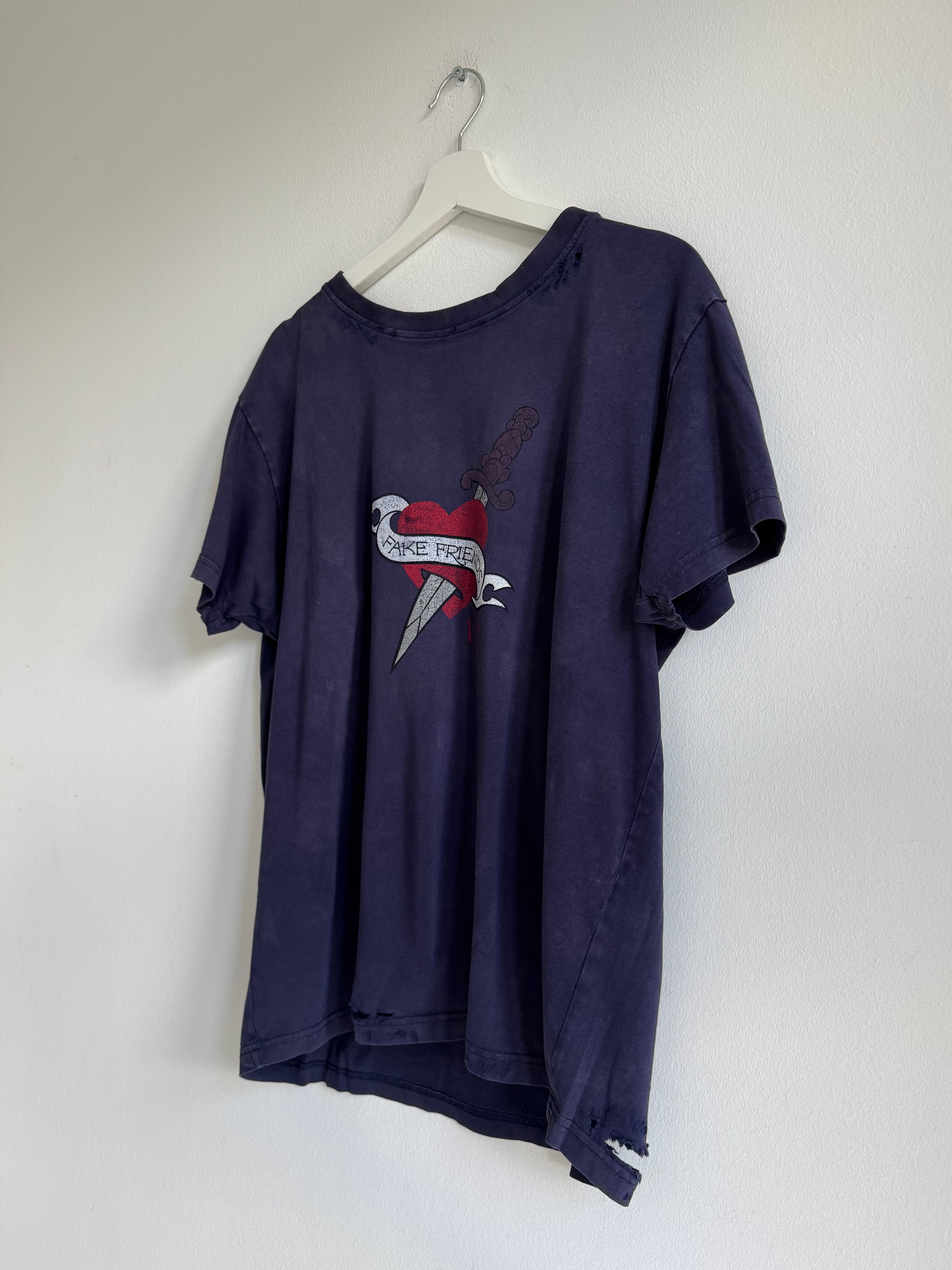 VINTAGE DISTRESSED „FAKE FRIENDS“ GRAPHIC TEE