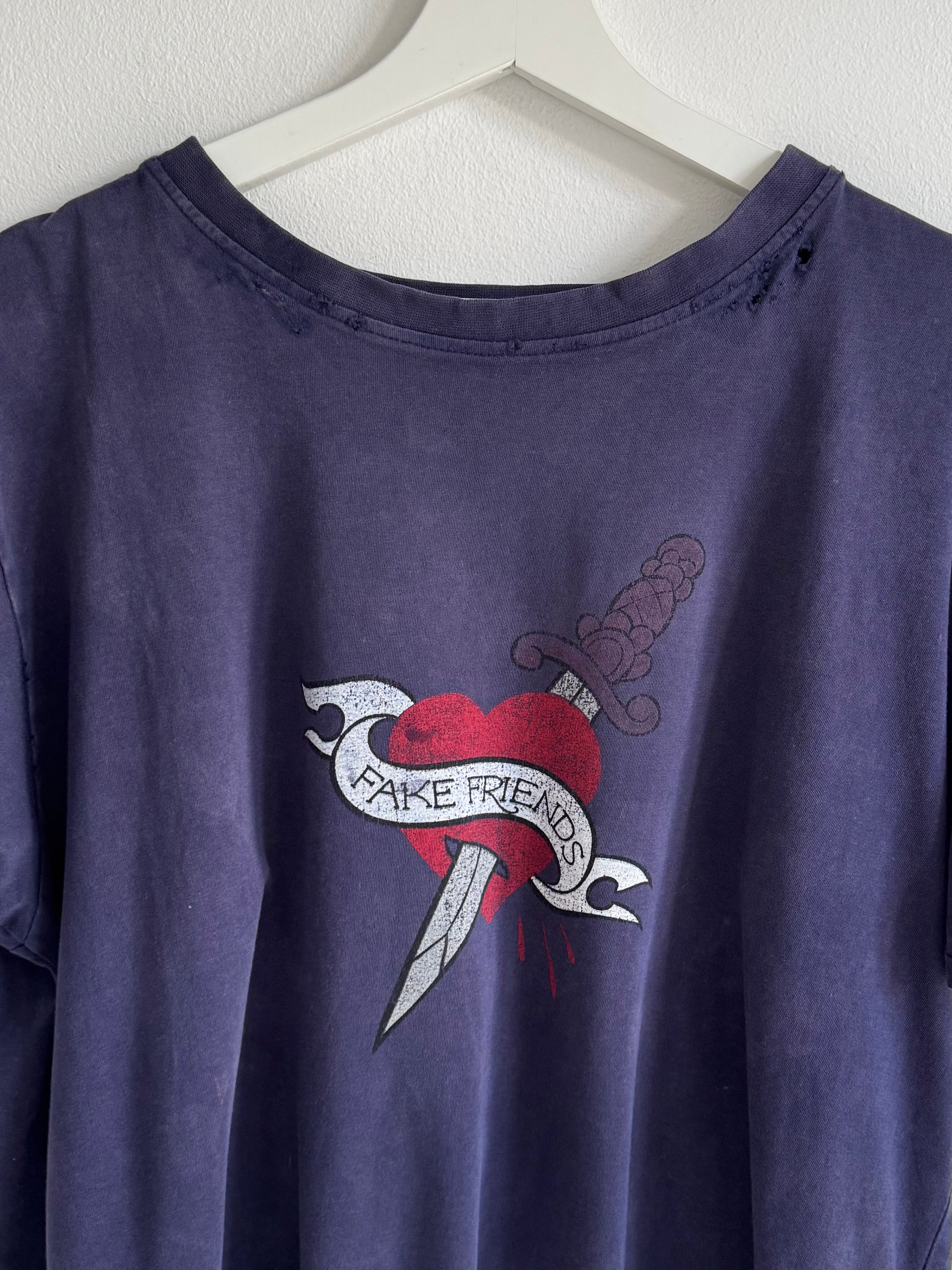 VINTAGE DISTRESSED „FAKE FRIENDS“ GRAPHIC TEE