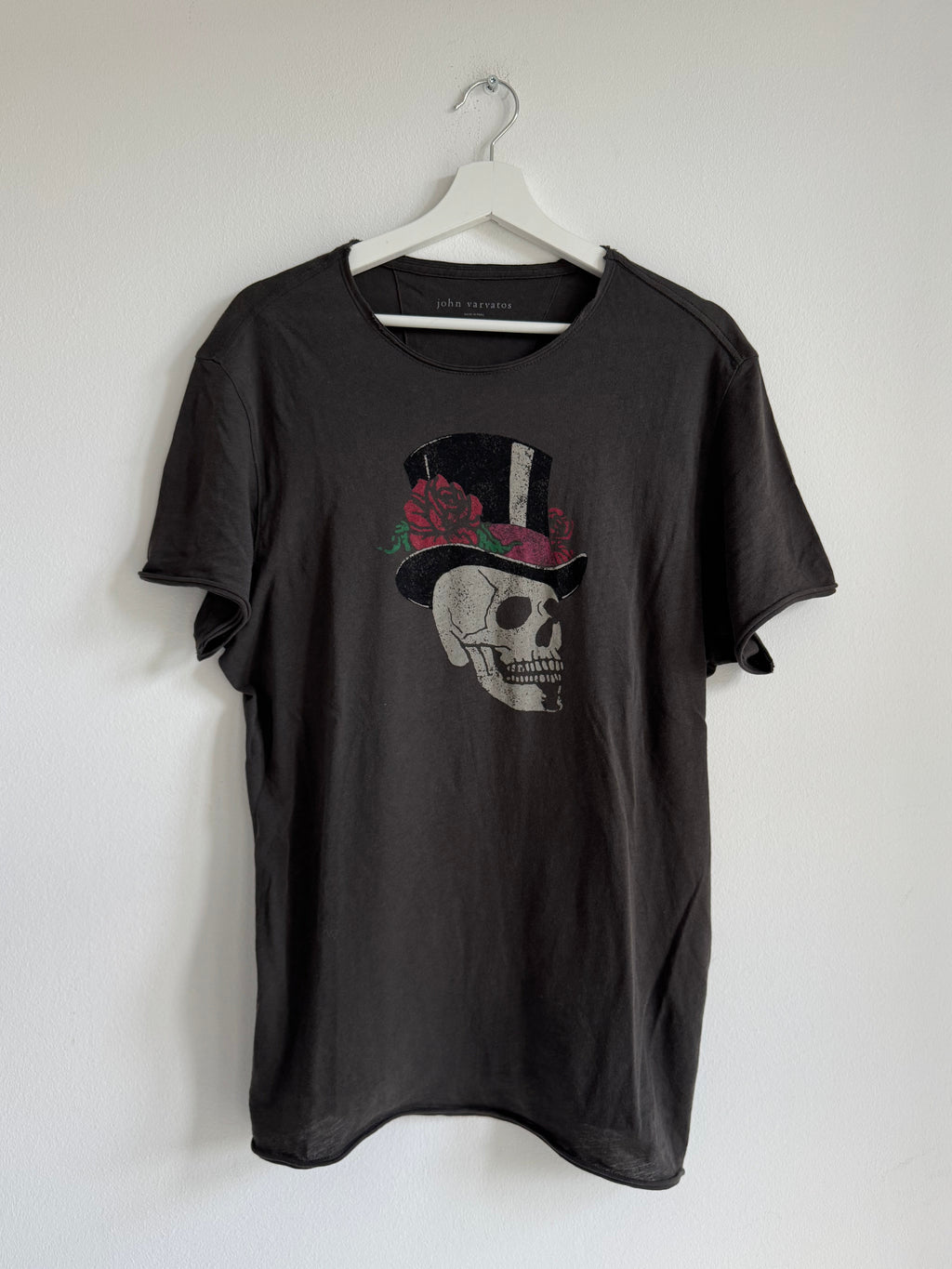 JOHN VARVATOS "SKULL TOP HAT & ROSES" GRAPHIC TEE