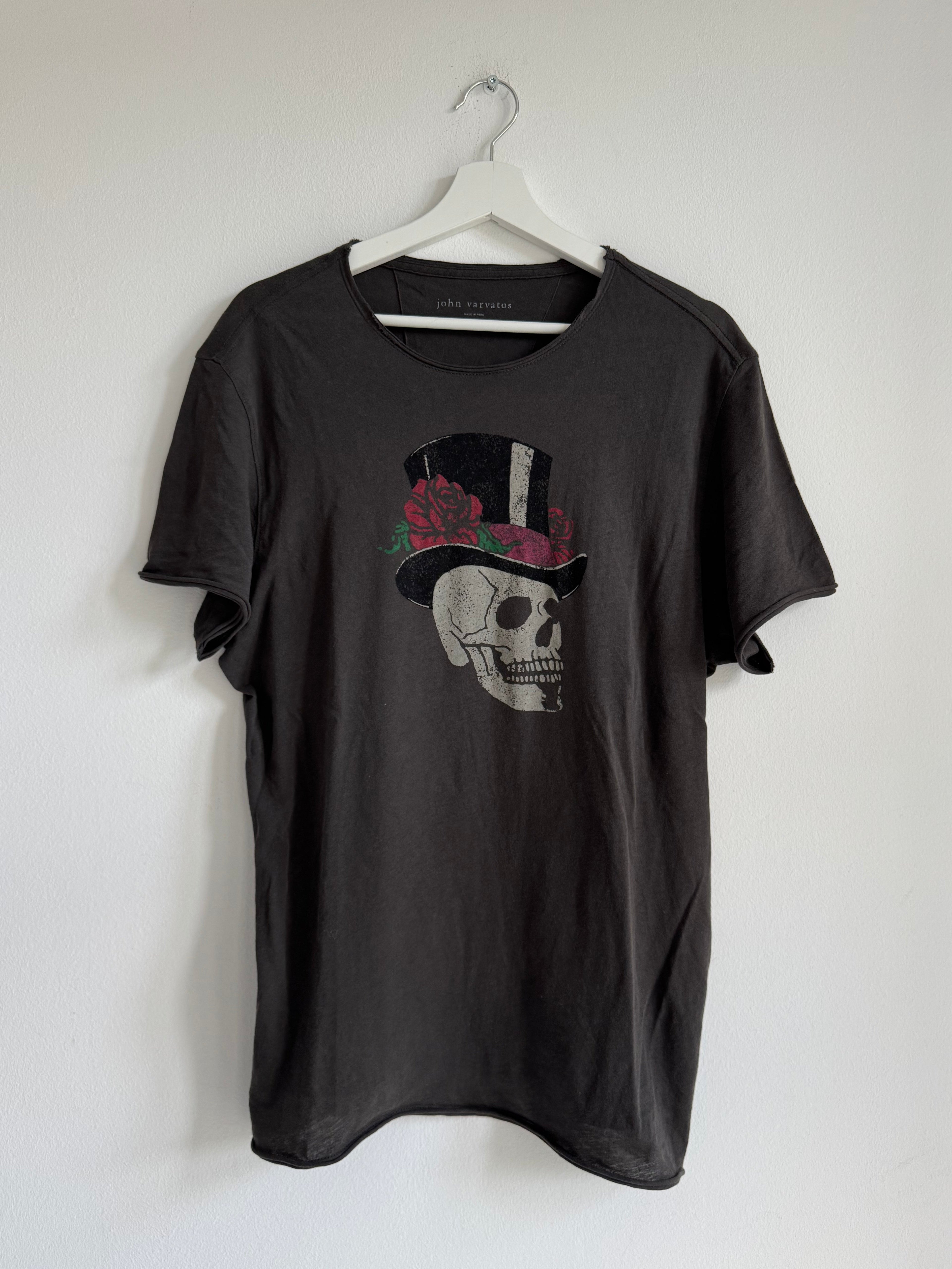 JOHN VARVATOS "SKULL TOP HAT & ROSES" GRAPHIC TEE