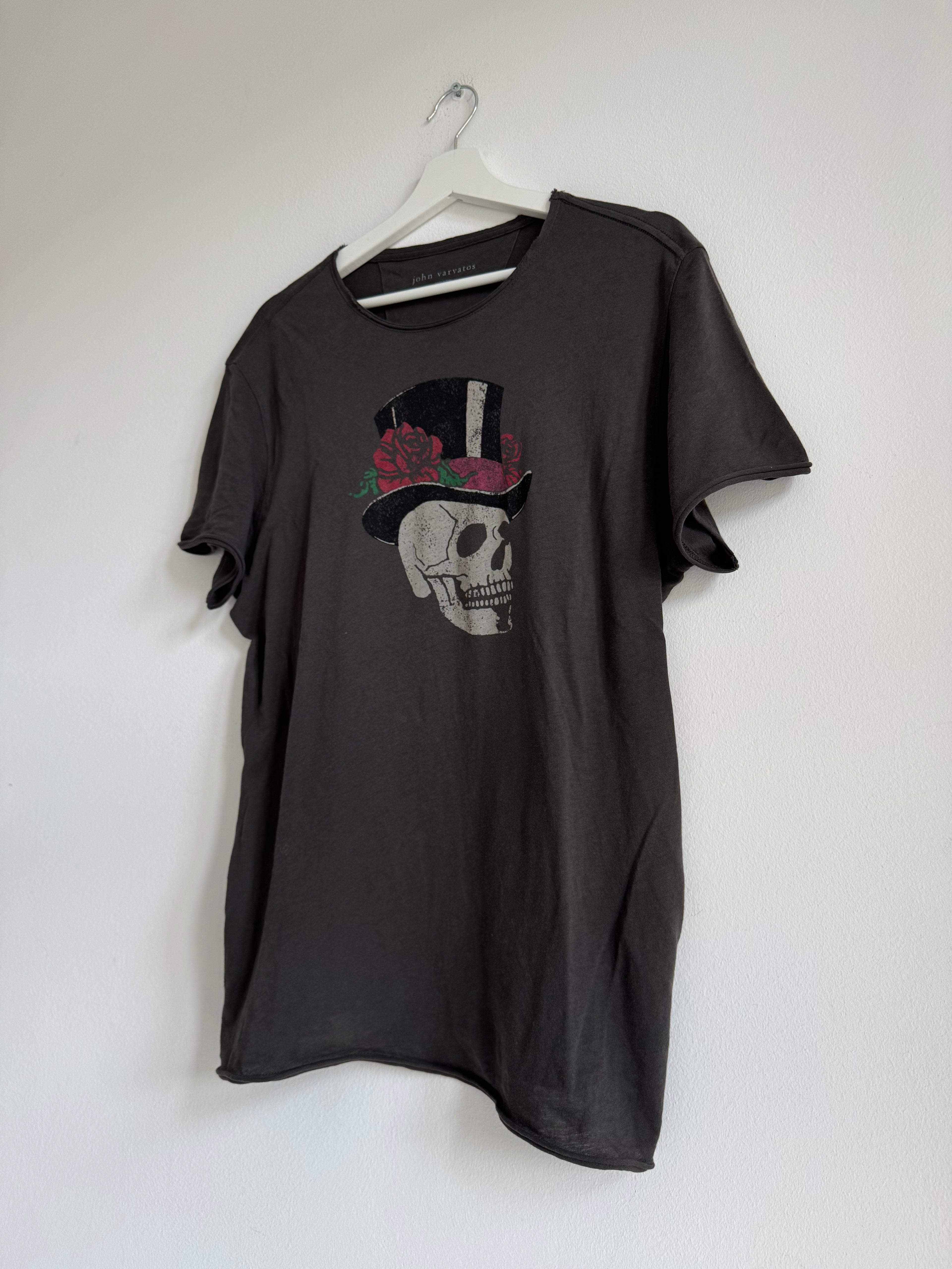 JOHN VARVATOS "SKULL TOP HAT & ROSES" GRAPHIC TEE