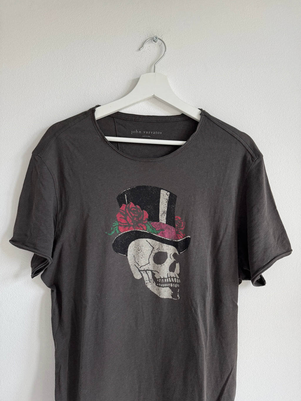 JOHN VARVATOS "SKULL TOP HAT & ROSES" GRAPHIC TEE