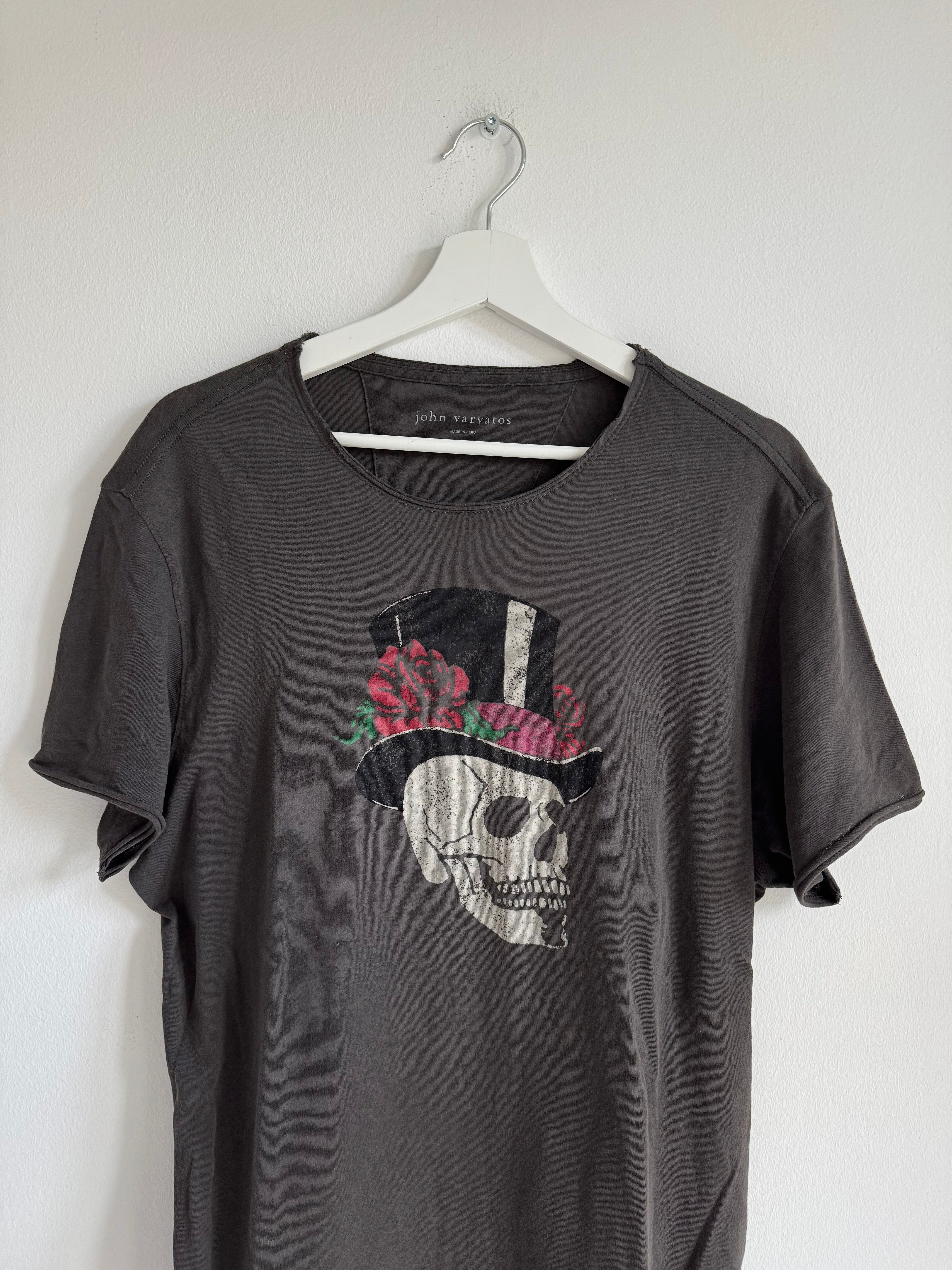 JOHN VARVATOS "SKULL TOP HAT & ROSES" GRAPHIC TEE