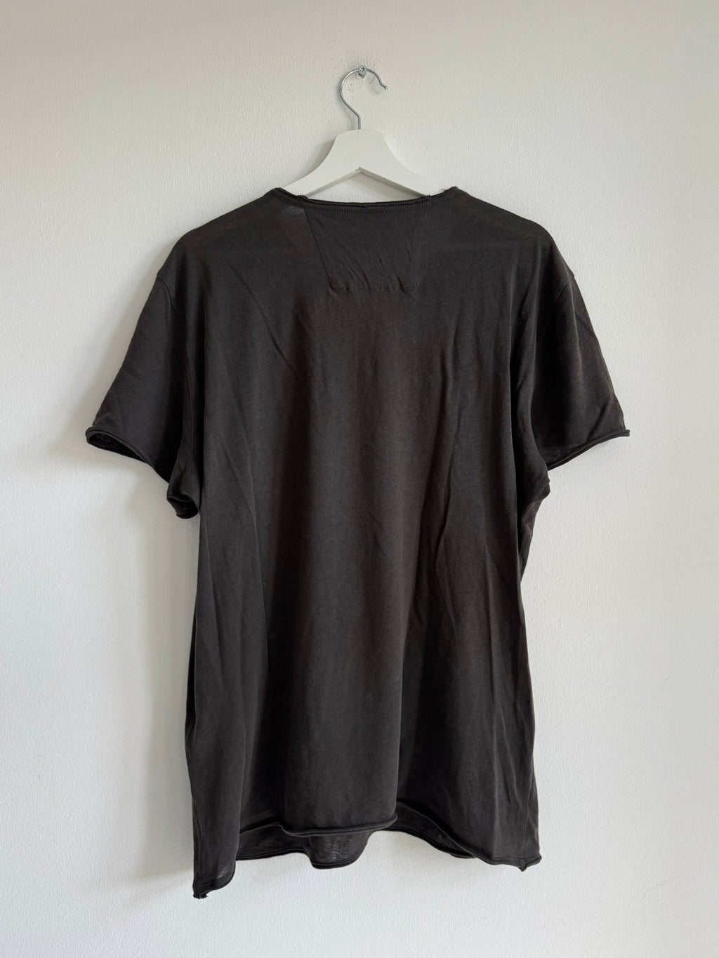 JOHN VARVATOS "SKULL TOP HAT & ROSES" GRAPHIC TEE
