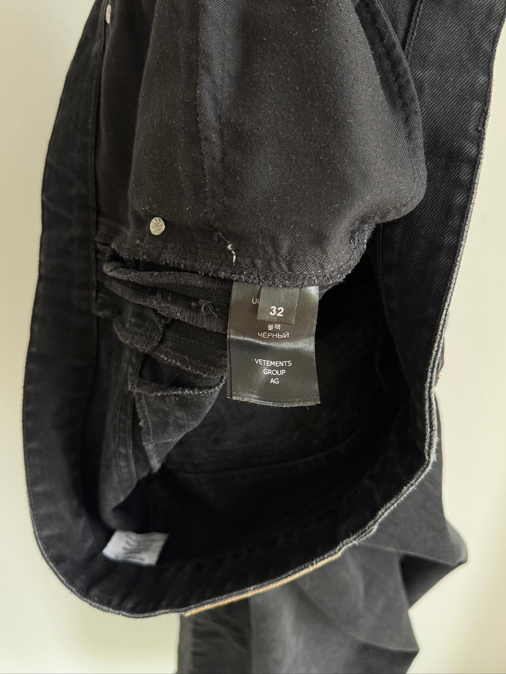 VETEMENTS BIG SHAPE DISTRESSED JEANS