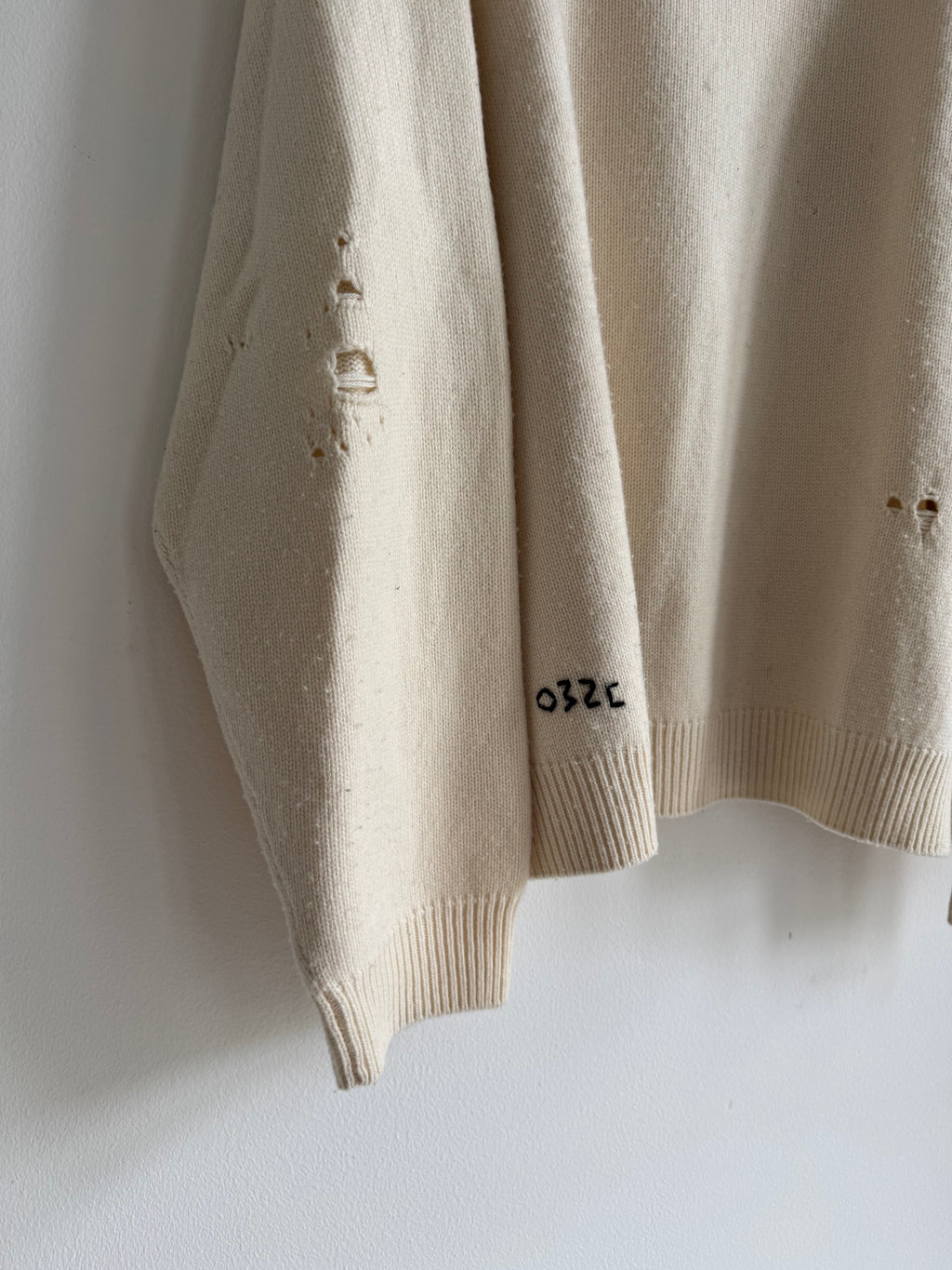 032C DISTRESSED KNIT SWEATER