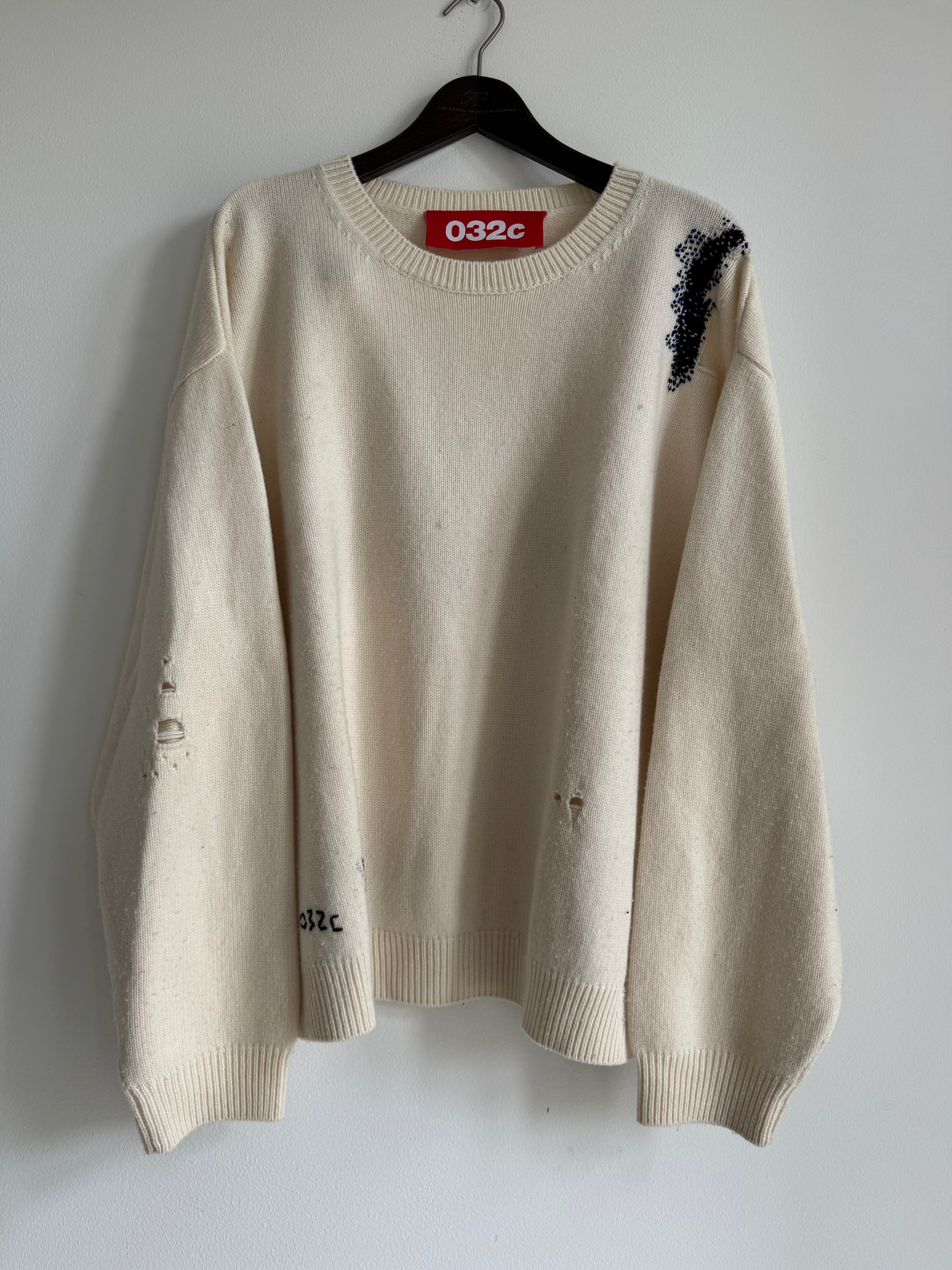 032C DISTRESSED KNIT SWEATER