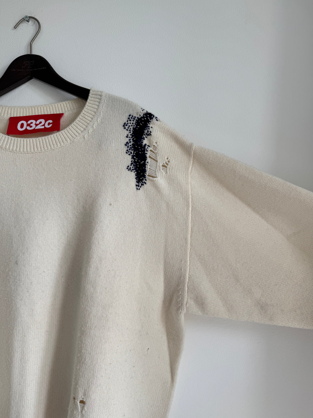 032C DISTRESSED KNIT SWEATER