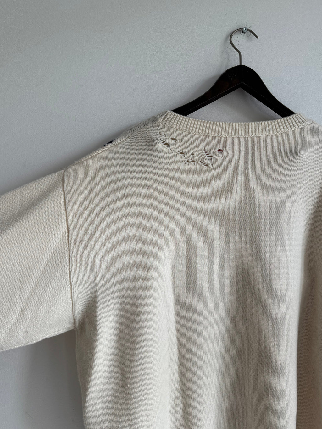 032C DISTRESSED KNIT SWEATER