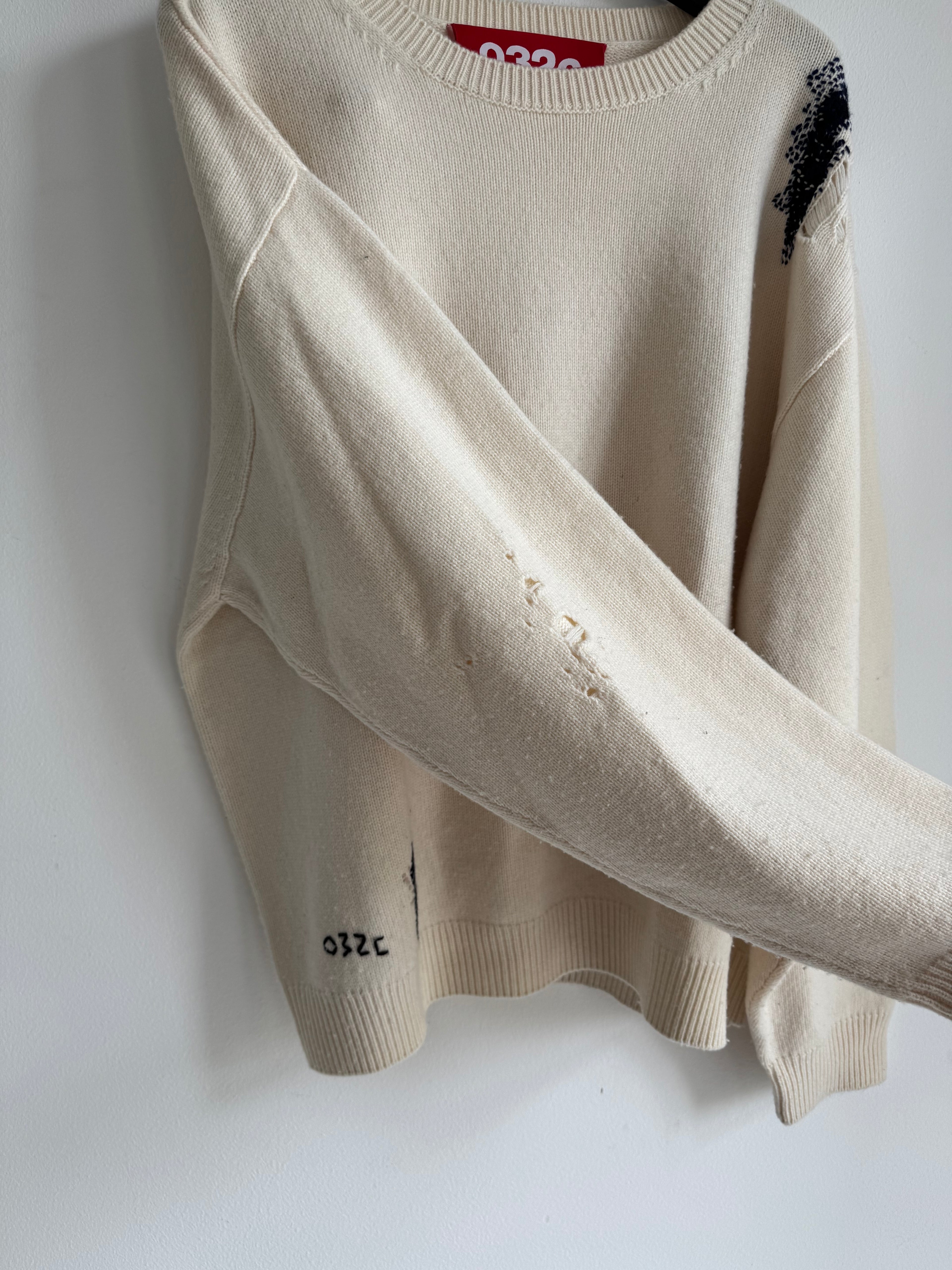032C DISTRESSED KNIT SWEATER